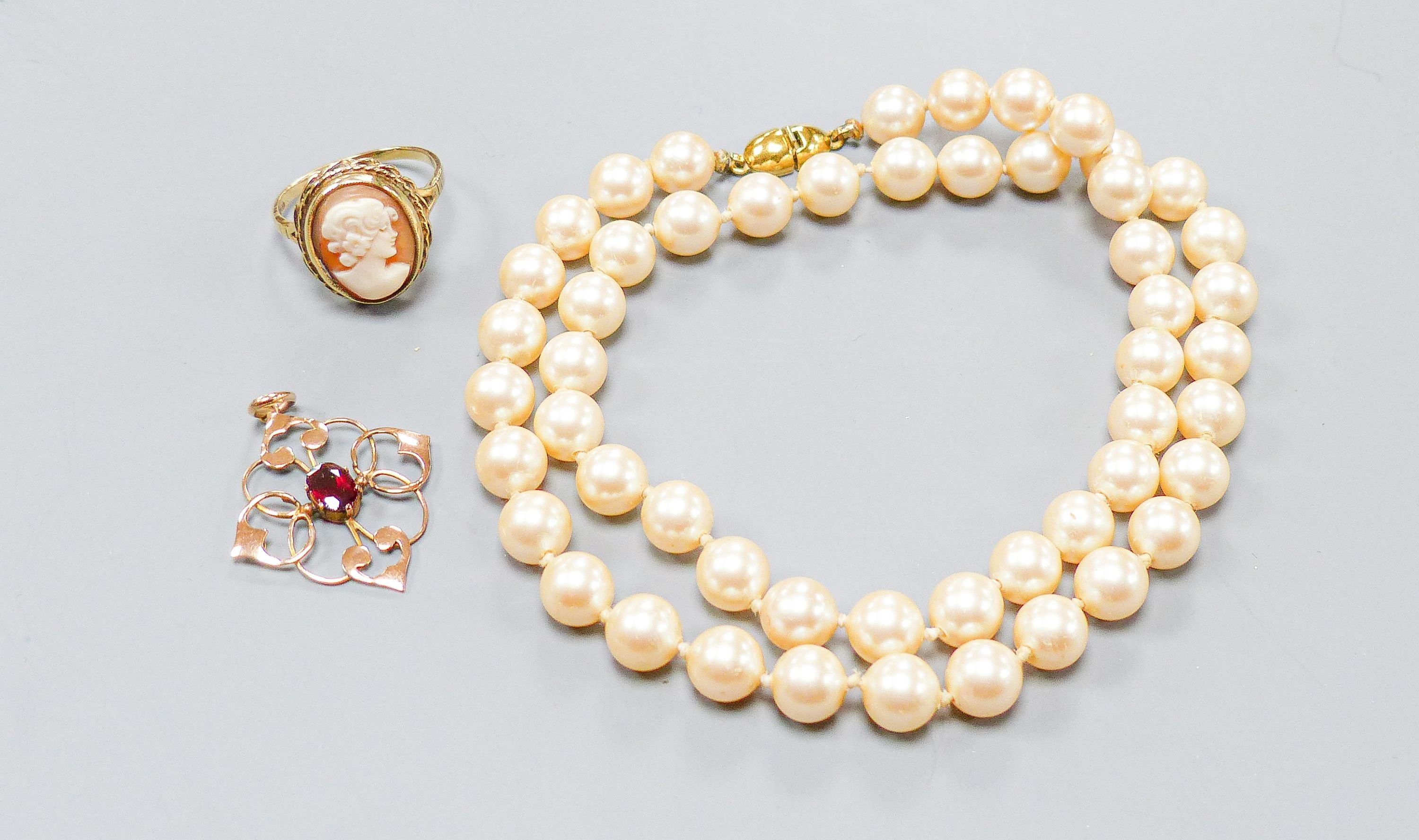 A 9ct gold and cameo shell oval ring, a 9ct and garnet set pendant and a simulated pearl necklace.